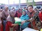 penjabat-pj-gubernur-sumsel-agus-fatoni-ketika-membuka-operasi-pasar-murah.jpg