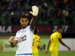 penjaga-gawang-arema-fc-kurnia-mega-beri-aba-aba_20170227_121439.jpg
