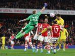 penjaga-gawang-arsenal-inggris-aaron-ramsdale-menyelamatkan-bola.jpg