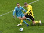 penjaga-gawang-bayern-munchen-manuel-neuer-kiri-dan-penyerang-dortmund-erling-haaland.jpg