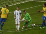 penjaga-gawang-brasil-ederson-kanan-mengambil-bola.jpg