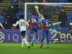 penjaga-gawang-crystal-palace-spanyol-vicente-guaita-menepis-tendangan-son-heung-min.jpg