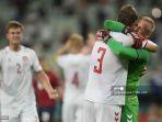 penjaga-gawang-denmark-kasper-schmeichel-kanan-merayakan-dengan-jannik-vestergaard.jpg