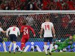 penjaga-gawang-denmark-kasper-schmeichel-kanan.jpg