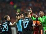 penjaga-gawang-galatasaray-fernando-muslera-kanan-menerima-kartu-kuning.jpg