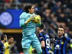 penjaga-gawang-inter-milan-yann-sommer-menangkap-bola.jpg