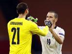 penjaga-gawang-italia-gianluigi-donnarumma-kanan-dan-bek-leonardo-bonucci.jpg