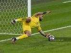penjaga-gawang-italia-gianluigi-donnarumma-menyelamatkan-tembakan.jpg