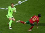 penjaga-gawang-jerman-manuel-neuer-kiri-menantang-gelandang-portugal-bernardo-silva-kanan.jpg