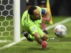 penjaga-gawang-kolombia-david-ospina-menghentikan-tendangan-penalti-pemain-uruguay.jpg