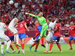 penjaga-gawang-kosta-rika-keylor-navas-tengah-meninju-bola-selama-pertandingan-play-off.jpg