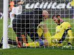penjaga-gawang-manchester-united-david-de-gea-menerima-perawatan-saat-lawan-southampton.jpg