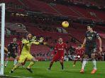 penjaga-gawang-manchester-united-spanyol-david-de-gea-menangkap-bola.jpg
