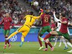 penjaga-gawang-prancis-hugo-lloris-cl-melakukan-pelanggaran-terhadap-gelandang-portugal-danilo.jpg