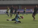penjaga-gawang-pss-sleman-ega-rizky-tangkap-bola_20190201_105322.jpg