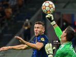 penjaga-gawang-real-madrid-asal-belgia-thibaut-courtois-kanan-menangkis-tembakan.jpg