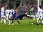 penjaga-gawang-serbia-eibar-marko-dmitrovic-tengah-menghentikan-tembakan-griezmann.jpg