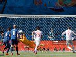 penjaga-gawang-slovakia-martin-dubravka-belakang-menyelamatkan-gol.jpg