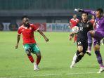 penjaga-gawang-timnas-indonesia-syahrul-trisna-menghalau-bola.jpg