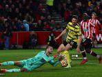 penjaga-gawang-watford-asal-austria-daniel-bachmann-menangkap-bola-selama-pertandingan.jpg