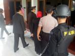 penjagaan-di-depan-pintu-masuk-ruang-gubernur-kaltara_20160215_094502.jpg