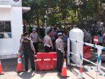 penjagaan-ketat-di-polrestabes-bandung.jpg