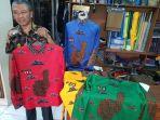 penjahit-langganan-jokowi-suparto-58-menunjukkan-kemeja-baju.jpg
