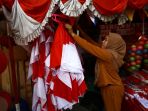 penjual-aksesoris-hut-kemerdekaan-ri_20220814_210856.jpg