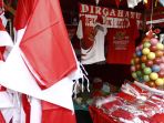 penjual-aksesoris-hut-kemerdekaan-ri_20220814_211137.jpg