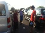 penjual-bensin-eceran-di-ruas-tol-kanci-pejagan-memanfaatkan-situasi-macet-parah_20160704_084011.jpg