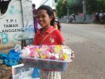 penjual-bunga-kuburan_20170525_130027.jpg
