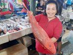 penjual-di-pasar-ikan-kedongan-badung-bali-bersama-dengan-ikan-ikan-jualannya.jpg