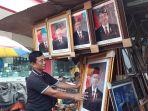 penjual-foto-presiden-dan-wakil-presiden.jpg