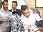 penjual-ikan-arwana-yang-ancam-keluarga-eza-gionino-nangis-memohon-ampunan-dari-sang-artis.jpg