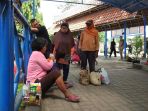 penjual-jasa-tukar-uang-teriaki-penumpang-yang-buang-sampah-sembarangan_20170628_131727.jpg