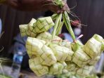 penjual-kulit-ketupat-jelang-lebaran_20220501_133000.jpg
