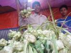 penjual-kulit-ketupat_20160705_121239.jpg