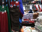 penjual-seragam-sekolah-di-pasar-blauran-sepi-pembeli_20200707_180126.jpg
