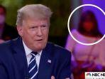 penonton-acara-debat-tv-curi-perhatian-terus-mengangguk-angguk-saat-dengar-donald-trump-berbicara.jpg