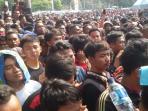 penonton-antri-tiket-sepak-bola_20151018_094719.jpg