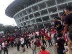 penonton-laga-timnas-indonesia-vs-malaysia-pakai-jersey-merah.jpg