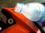 penuangan-air-radiator-dengan-air-mineral_20180330_134020.jpg