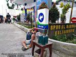 penuh-keyakinan-bermodal-6-botol-pria-ini-buka-lapak-bensin-eceran-tepat-di-depan-pintu-masuk-spbu.jpg