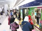 penumpang-angkutan-mrt-di-stasiun-hi-jakarta_20220315_163523.jpg