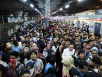 penumpang-berjubel-di-stasiun-tanah-abang_20150617_133425.jpg