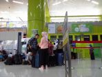 penumpang-di-stasiun-gambir_20170615_225000.jpg
