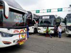 penumpang-di-terminal-induk-bekasi-masih-lengang_20221222_171038.jpg