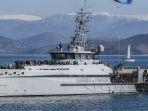 penumpang-euroferry-olympia-berbendera-italia-turun-dari-kapal-di-pelabuhan-corfu.jpg