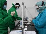 penumpang-ka-di-stasiun-gubeng-antre-rapid-tes-antigen_20201225_145321.jpg