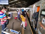 penumpang-kereta-api-di-stasiun-bandung-jelang-nataru_20221223_211624.jpg